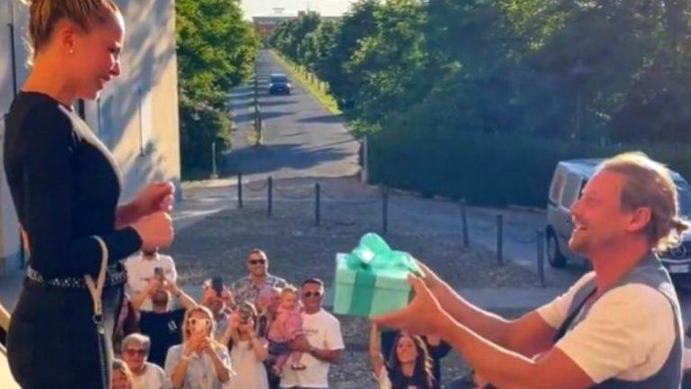 Davide Silvestri e Alessia Costantino durante la proposta di matrimonio a Bellusco