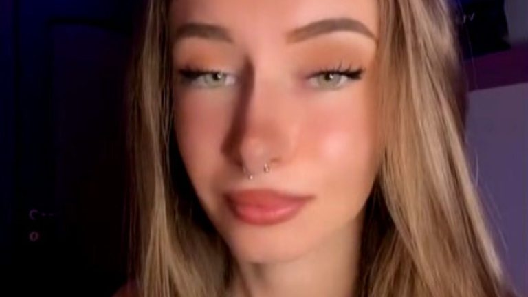 Elisa Esposito prof di parlare in corsivo su Tik Tok