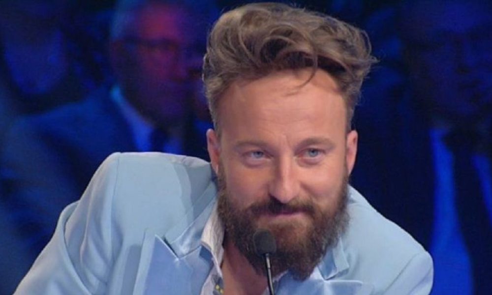 Facchinetti sulla moglie: “Molto più ricca di me, ecco come fa”