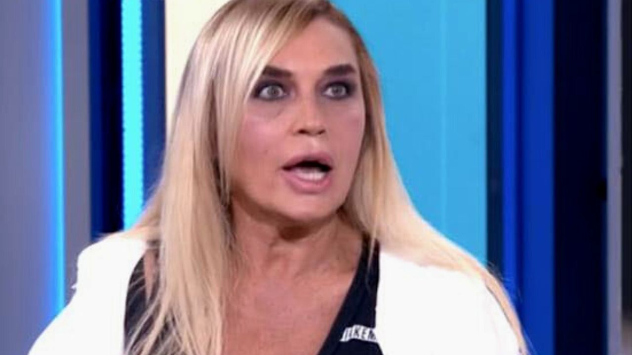 Lory Del Santo: "Badante la fai tu a tuo marito", scontro con la Groppelli 41 Lory Del Santo Isola dei Famosi Groppelli