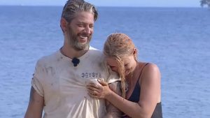 Mercedesz Henger all’Isola: lo scherzo in acqua a Edoardo