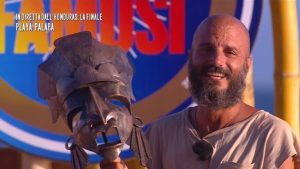 La festa dell’Isola dei Famosi, e i fuochi d’artificio: i video degli ex naufraghi