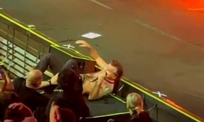 Piero Pelù cade dal palco durante un concerto