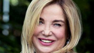 Simona Izzo riceve il Premio Troisi, l’intervista: “Massimo corteggiava il mondo”