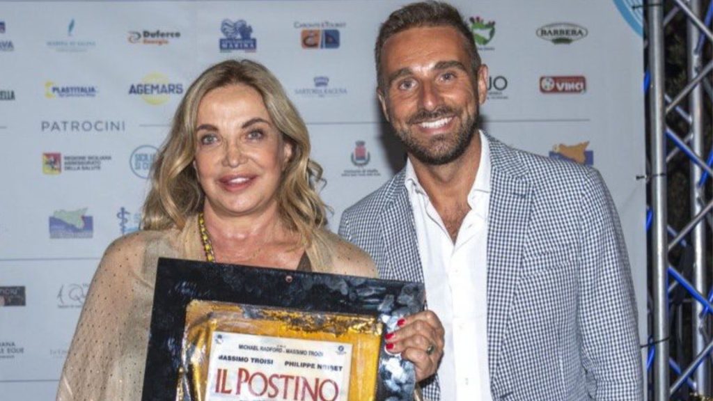 Simona Izzo riceve il Premio Massimo Troisi 2022