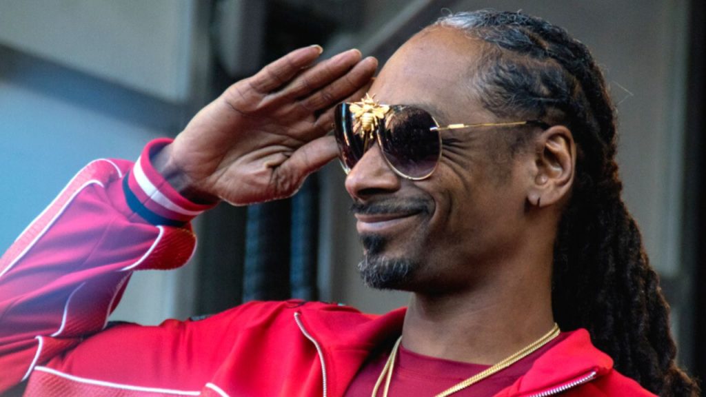 Quanto guadagna l'uomo che rolla le canne a Snoop Dogg 43 Snoop Dogg dipendente rollatore canne