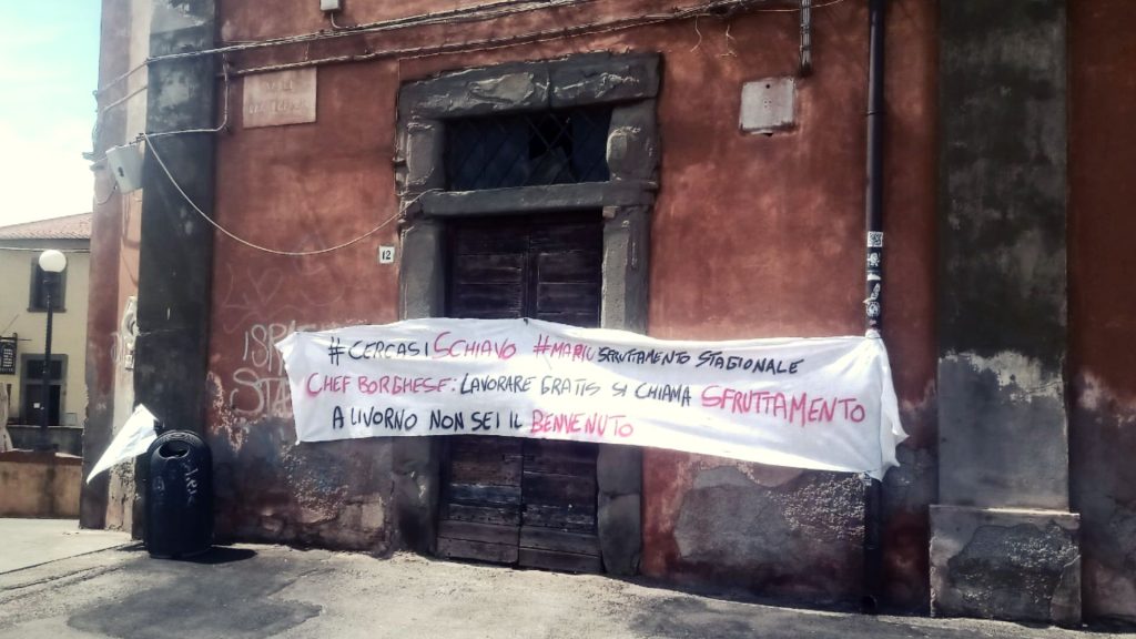Lo striscione esposto dal sindacato Usb di Livorno per protestare contro le frasi di Alessandro Borghese