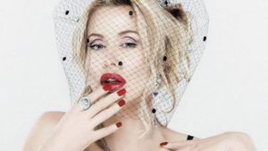Valeria Marini ospite al Napoli Pride: “Voglio dare uno schiaffo morale”