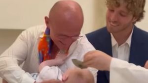 Alfonso Signorini ha battezzato il figlio di Clizia Incorvaia: il video