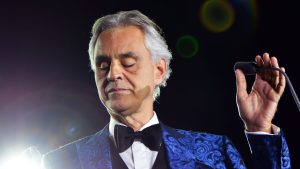 Matteo Bocelli perde il volo, sul palco sale papà Andrea