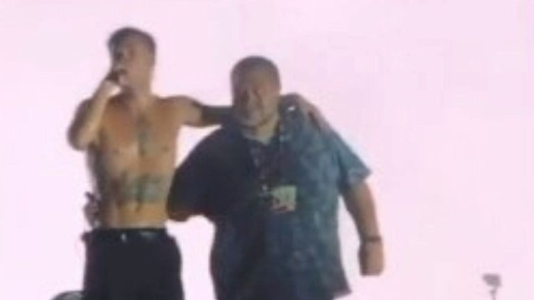 Blanco e papà Giovanni sul palco al concerto di Roma