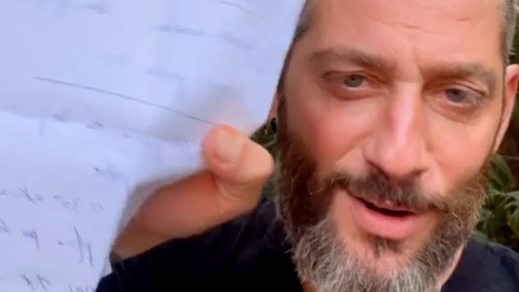 Edoardo Tavassi Isola operazione ginocchio
