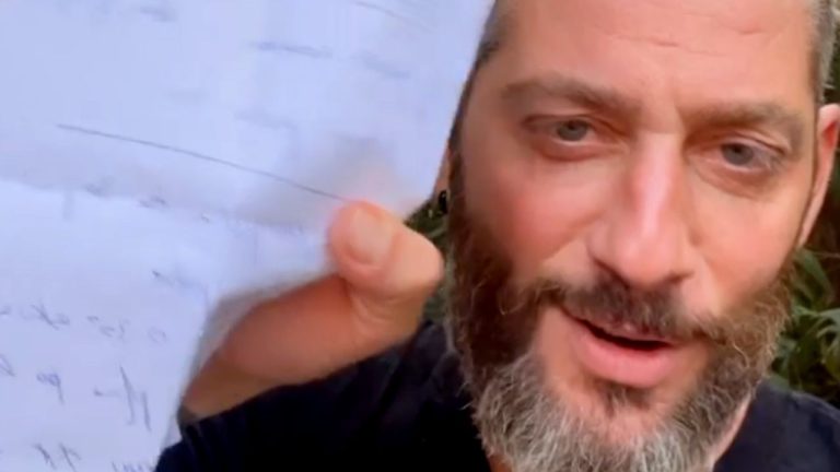 Edoardo Tavassi Isola operazione ginocchio