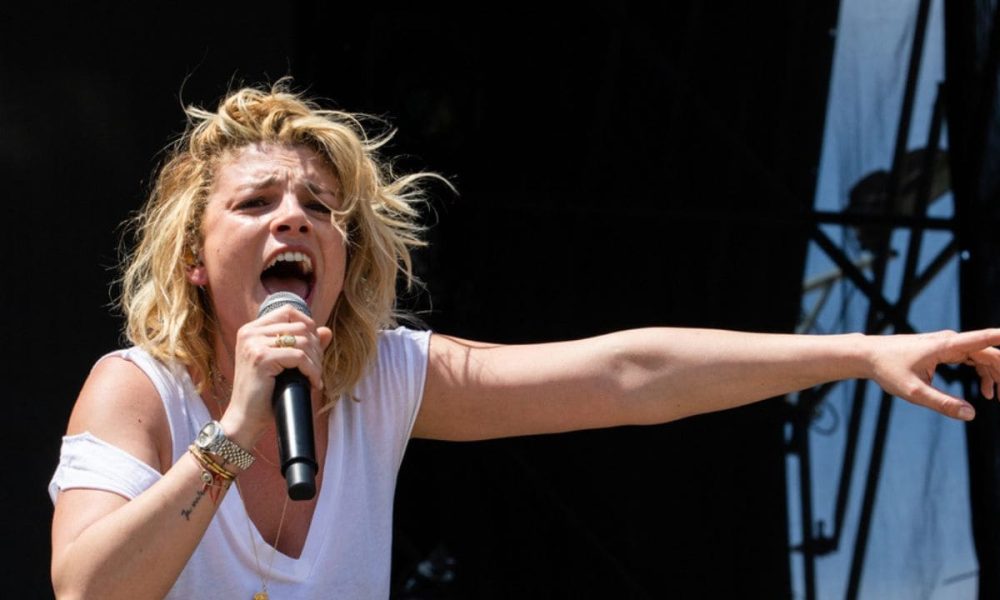 Quella volta che Emma ha stoppato il concerto per una cavalletta