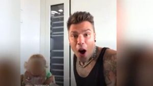 Fedez, la caduta e il premio rotto: il racconto del cantante