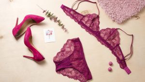 Addio ai pigiami coprenti: torna di moda la lingerie sexy