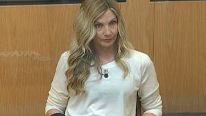 Lorella Cuccarini: una collega la blocca sui social, la lite