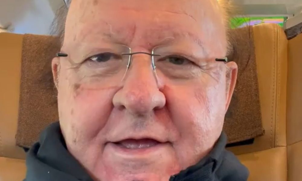 “Vi presento Elisa”: Massimo Boldi esce allo scoperto, poi cancella il post