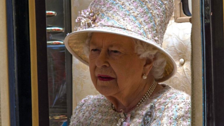 Regina Elisabetta testamenti segreti windsor