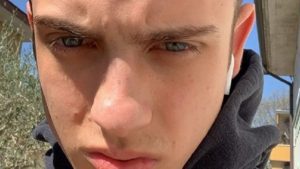 Sangiovanni, la replica alle critiche: “Non denigrate la mia arte”
