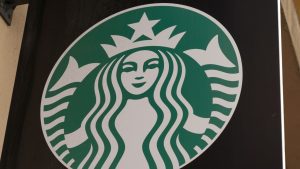 Starbucks per anni ha sbagliato i nostri nomi sulle tazze di proposito