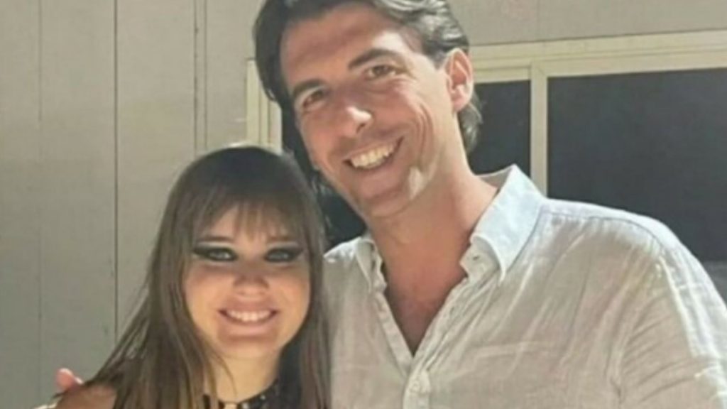 La foto di Victoria De Angelis con l'assessore di Roma Alessandro Onorato