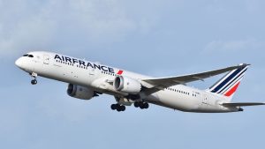 Rissa in volo tra i piloti: volano schiaffi e insulti in cabina