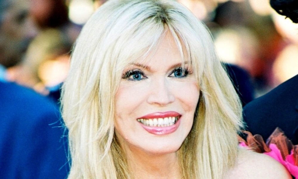 Amanda Lear su Salvador Dalì: “Aveva 70 anni, l’alito pesante e i denti marci”