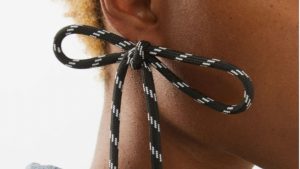 I lacci di scarpe alle orecchie sono la nuova moda del momento