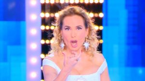 Valeria Marini fa la morale a Selvaggia Lucarelli: la replica, ma non solo a lei
