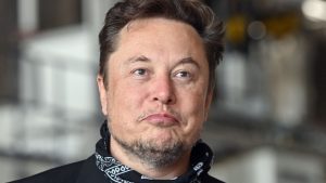 Elon Musk fa dormire la mamma in garage: le rivelazioni della donna