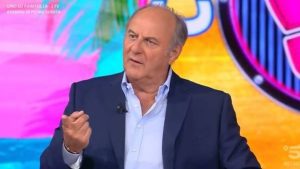 Gerry Scotti pizzica Totti e Blasi: la frecciatina a Caduta Libera