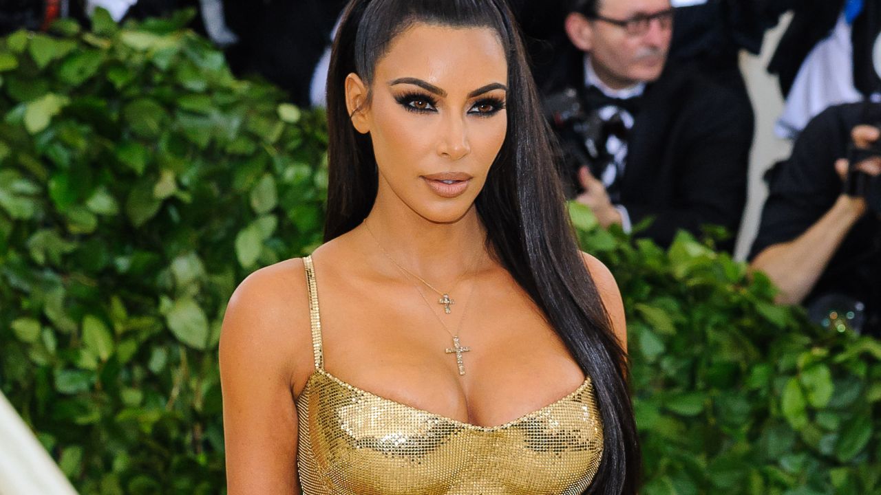 Kim Kardashian racconta le sedute laser per la pancia piatta: "Doloroso, ma..." 41 Kim Kardashian