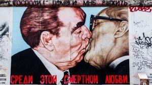 Berlino: morto lo storico autore del “bacio Breznev-Honecker”
