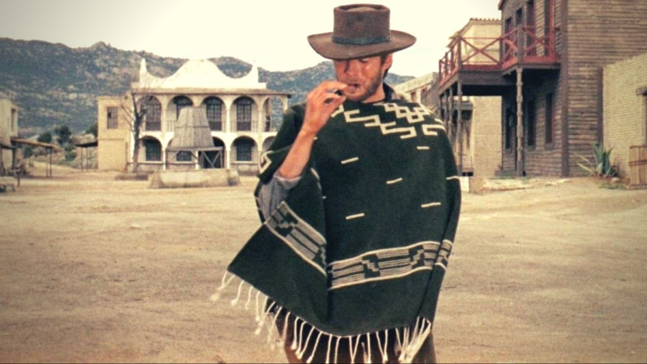 Clint Eastwood nel film Per Un Pugno Di Dollari