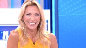 Simona Branchetti beccata in spiaggia: con lei c’è l’ex di Anna Falchi