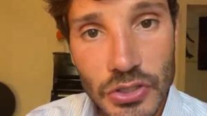 Stefano De Martino riceve un biglietto anonimo: “Vieni mascherato”
