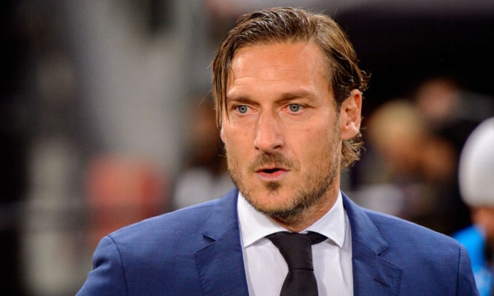 Totti e Noemi, lite in pubblico: i gesti di Francesco e le lacrime della donna