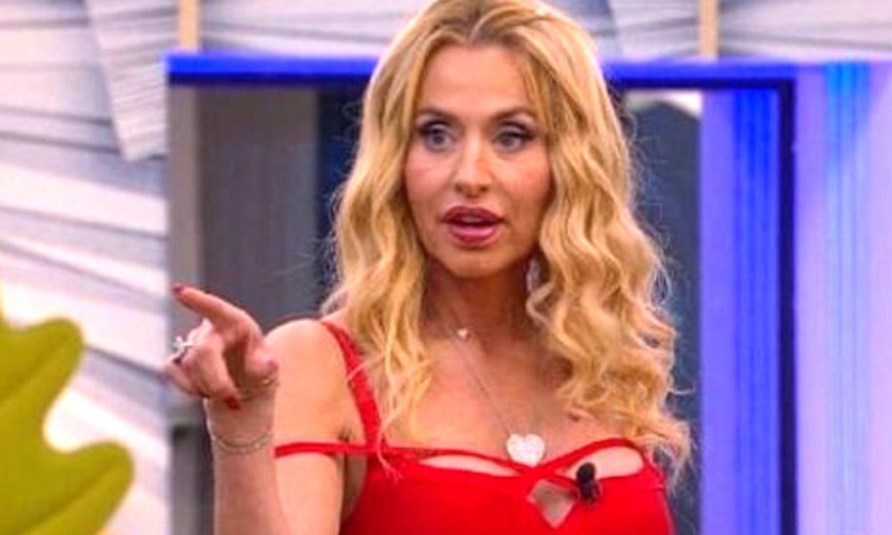 Valeria Marini racconta l’aneddoto hot: “Mi sono mascherata da Cappuccetto Rosso…”