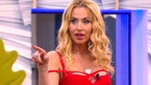 Valeria Marini racconta l’aneddoto hot: “Mi sono mascherata da Cappuccetto Rosso…”
