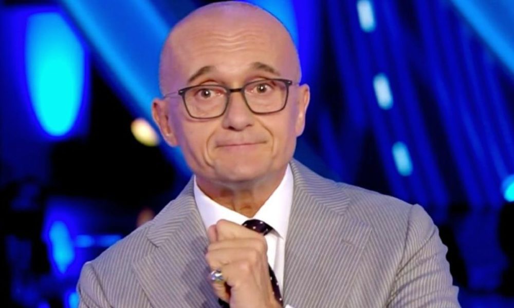 Alfonso Signorini scivola sul “caso violenze”: il pubblico non perdona