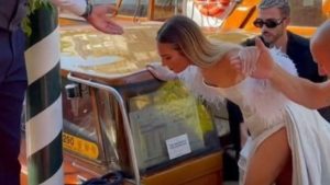 Influencer perde l’anello di diamanti nel canale di Venezia