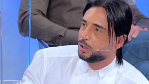 Armando Incarnato torna a Uomini e Donne con i capelli bianchi