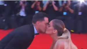 Alessandro Basciano e Sophie Codegoni, la proposta a Venezia79: la critica del giornalista