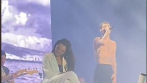 Blanco fa salire sul palco la fidanzata: il video diventa virale