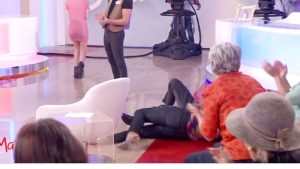Pierluigi Diaco, disastro a BellaMa’: Carmen Russo cade per terra, il video