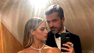 Cristina Marino: abito Armani e pancino in mostra a Venezia 79
