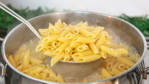 Come cuocere la pasta senza gas: così si risparmia in bolletta evitando sprechi