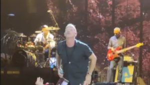 Eros Ramazzotti diventa nonno: la dolce dedica sul palco ad Aurora incinta
