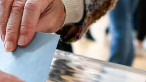 Davvero qualcuno a Napoli ha defecato sulla scheda elettorale?
